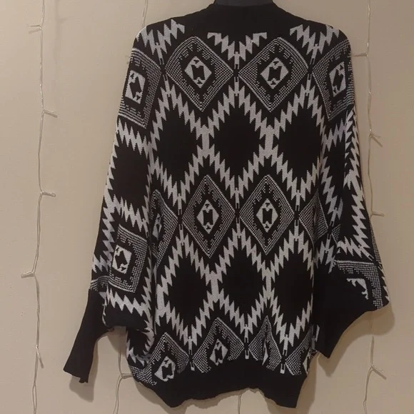 Women's RD Style Black and White Geometric Printed Poncho Style Cardigan, Size M - Picture 7 of 9